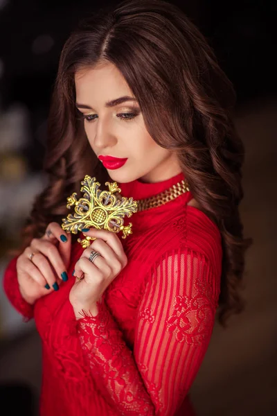 Hermosa chica en vestido rojo está esperando el año nuevo — Foto de Stock