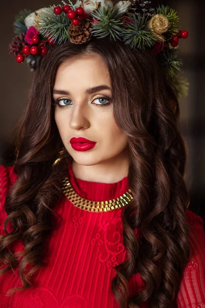 Krásná dívka v červených šatech čeká na nový rok — Stock fotografie