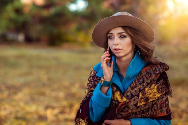 Telefonda konuşan güzel kız.