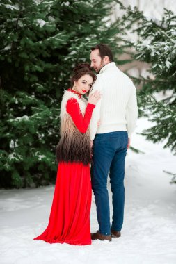 bir erkek ve bir kız kış ormanda yürüyor