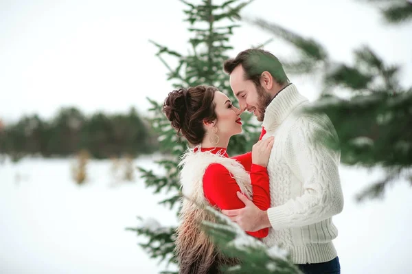 A men and a girl are walking in the winter forest — Stock Photo, Image