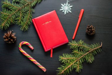 Kırmızı kalem yanındaki masada dizüstü dizüstü bilgisayarlar için yatıyor