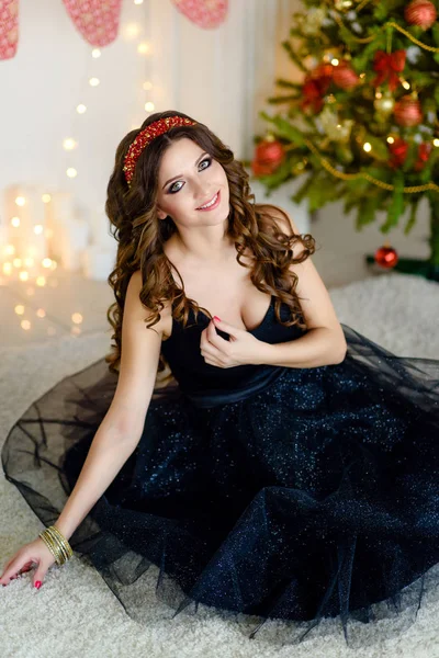 Красивая девушка в элегантном платье, Новый год, Рождество — стоковое фото
