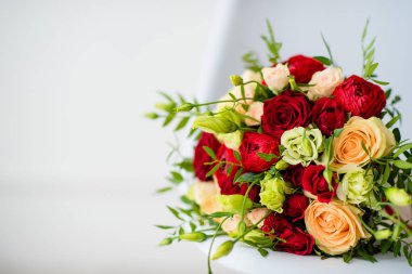 Gelin kırmızı saten kurdeleler ile kırmızı gül buketi