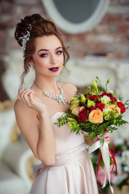 Beyaz bir stüdyoda güzel gelin