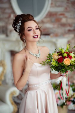 Beyaz bir stüdyoda güzel gelin