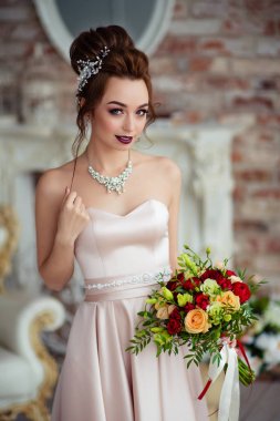 Beyaz bir stüdyoda güzel gelin