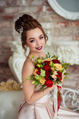 Beyaz bir stüdyoda güzel gelin