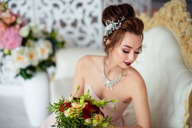 Beyaz bir stüdyoda güzel gelin