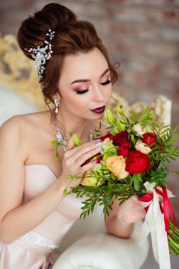 Beyaz bir stüdyoda güzel gelin