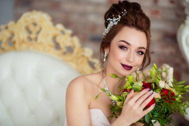 Beyaz bir stüdyoda güzel gelin