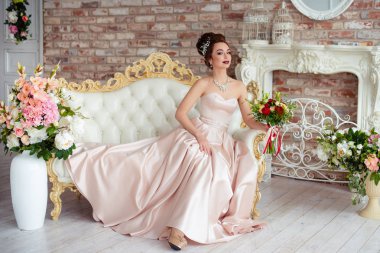 Beyaz bir stüdyoda güzel gelin