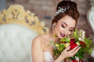 Beyaz bir stüdyoda güzel gelin