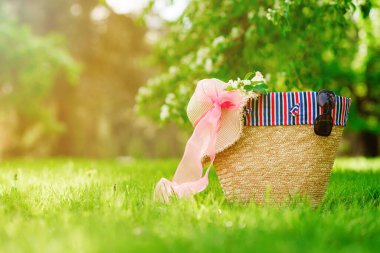 Kamış sepetinde gözlüklü şapka