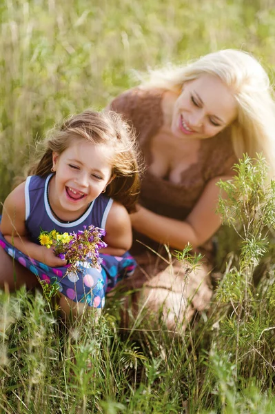 Madre Figlia Felici Ridono Natura Raccolgono Fiori — Foto Stock