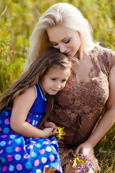 Felice Mamma Figlia Coccole Sedersi Sull Erba Sorridere — Foto Stock