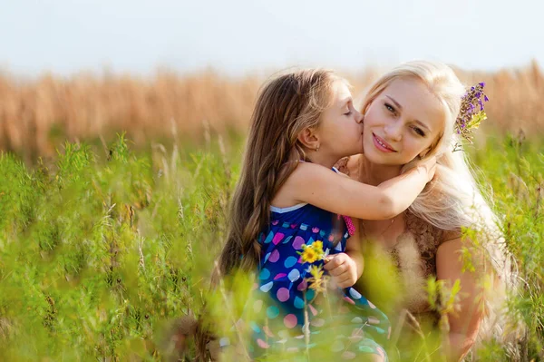 Gelukkig Mam Dochter Knuffelen Zitten Het Gras Glimlach — Stockfoto