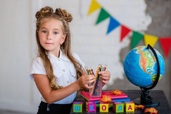 Menina Uniforme Escolar Senta Com Globo Livros — Fotografia de Stock