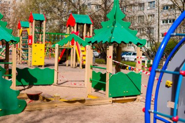 Çocuk parkı kapalı ve küresel koronavirüs karantinası için uyarı bandıyla sarılmış. Çocuk parkında yok. Koronavirüsün önlenmesi COVID-19.