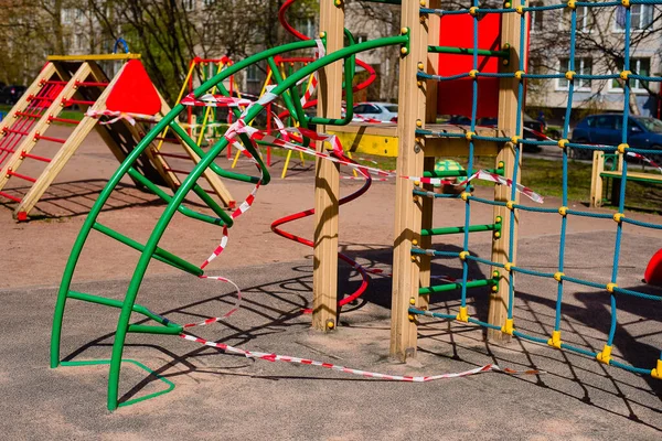 Çocuk parkı kapalı ve küresel koronavirüs karantinası için uyarı bandıyla sarılmış. Çocuk parkında yok. Koronavirüsün önlenmesi COVID-19.