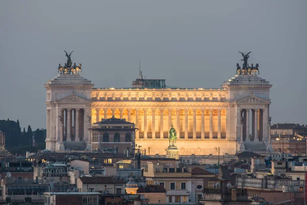 Sklářského della Patria za svítání, jak je patrné z Villa Borghese, Řím, Itálie — Stock fotografie