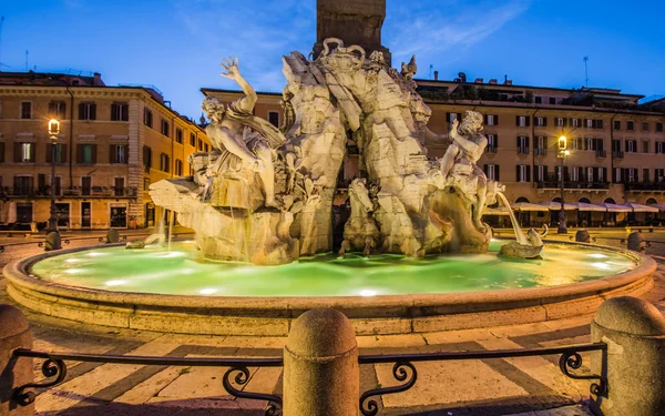 Piazza Navona gece, Roma, İtalya