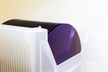 Silikon gofretler bir masa üzerinde beyaz plastik kutu içinde - bir gofret ince bir dilim yarı iletken malzemedir, kristal silikon gibi, entegre devrelerin üretimi için elektronik olarak kullanılır.