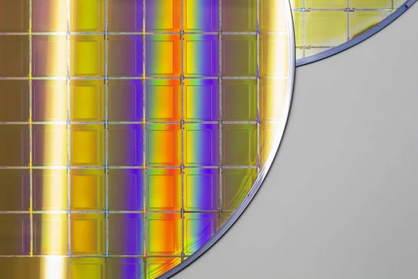 Silizium-Wafer und Mikroschaltkreise - ein Wafer ist eine dünne Scheibe aus Halbleitermaterial wie kristallinem Silizium, die in der Elektronik zur Herstellung integrierter Schaltkreise verwendet wird. — Stockfoto