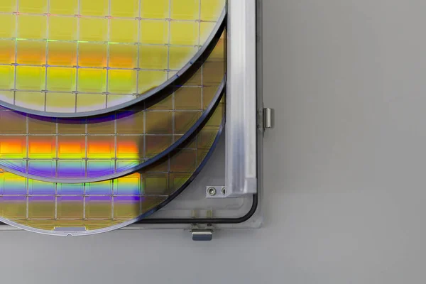 Silicium Wafers in stalen houder doos op een tafel- Een wafel is een dunne plak halfgeleidermateriaal, zoals een kristallijn silicium, gebruikt in elektronica voor de vervaardiging van geïntegreerde schakelingen. — Stockfoto