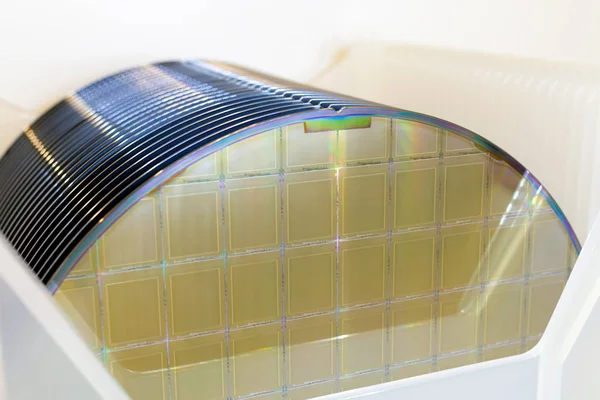 Silicium Wafers in witte plastic houder doos op een tafel- Een wafel is een dunne plak halfgeleidermateriaal, zoals een kristallijn silicium, gebruikt in elektronica voor de fabricage van geïntegreerde schakelingen. — Stockfoto