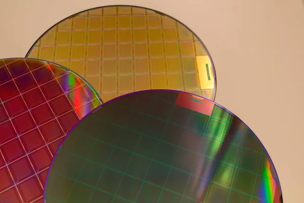 Obleas de silicio y microcircuitos: una oblea es una rebanada delgada de material semiconductor, como un silicio cristalino, utilizado en electrónica para la fabricación de circuitos integrados. . —  Fotos de Stock