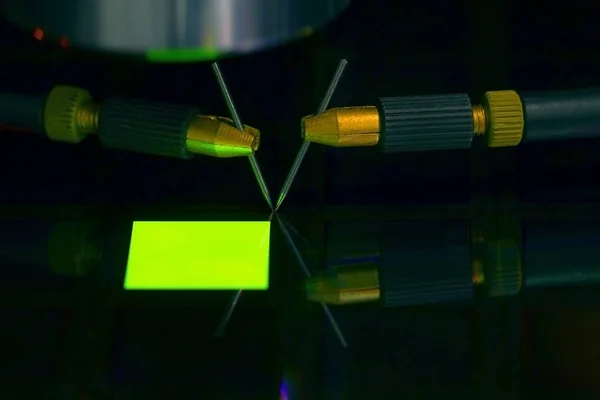 Close up of examining a sample of OLED display with probe station under the microscope in laboratory.A semiconductor on a silicon wafer. Селективный фокус . — стоковое фото