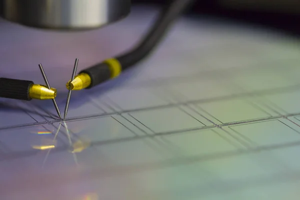 Gros plan sur l'examen d'un échantillon de transistor à micropuce avec prob — Photo