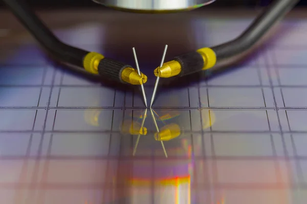 Close-up van het onderzoeken van een monster van microchip transistor met sonde station onder de microscoop in laboratorium.Een halfgeleider op een silicium wafer. Selectieve focus. — Stockfoto