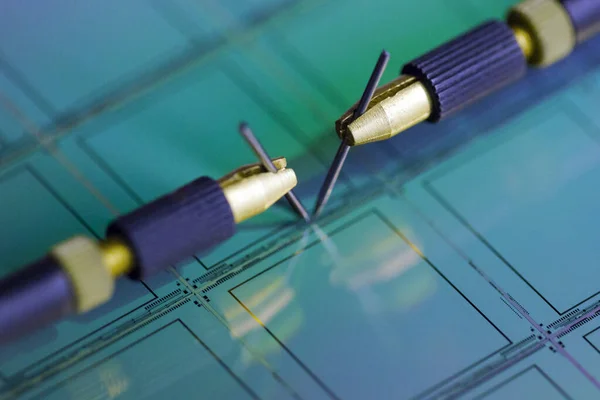 Sistema de sonda manual con agujas para prueba de semiconductor en oblea de silicio. Enfoque selectivo . —  Fotos de Stock