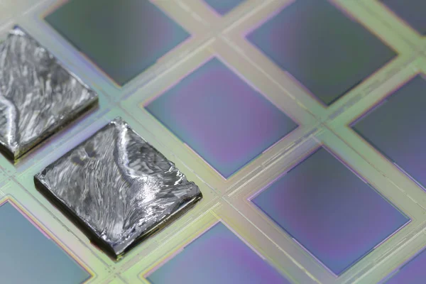 Stukken polykristallijn silicium geïntegreerd op een polysiliciumsubstraat met microchips.Selectieve focus. — Stockfoto