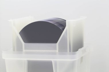 Silikon gofretler bir masa üzerinde beyaz plastik kutu içinde - bir gofret ince bir dilim yarı iletken malzemedir, kristal silikon gibi, entegre devrelerin üretimi için elektronik olarak kullanılır.