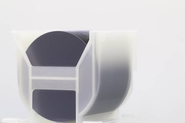 Silikon gofretler bir masa üzerinde beyaz plastik kutu içinde - bir gofret ince bir dilim yarı iletken malzemedir, kristal silikon gibi, entegre devrelerin üretimi için elektronik olarak kullanılır.