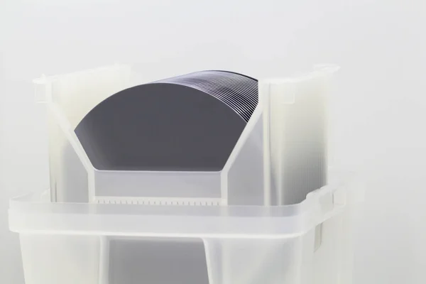 Silikon gofretler bir masa üzerinde beyaz plastik kutu içinde - bir gofret ince bir dilim yarı iletken malzemedir, kristal silikon gibi, entegre devrelerin üretimi için elektronik olarak kullanılır.