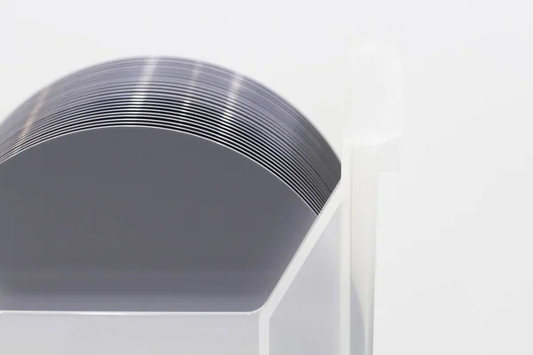 Piezas de silicio policristalino sobre una oblea de polisilicio con microchips . — Foto de Stock