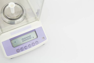 Beyaz arkaplandaki tablo üzerinde laboratuar ölçeği