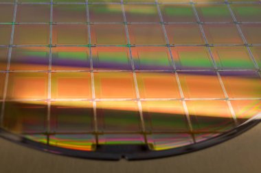Silikon Wafer ve Mikrodevreler - Gofret entegre devrelerin imalatı için elektronik aletlerde kullanılan kristal silikon gibi yarı iletken bir malzemedir..