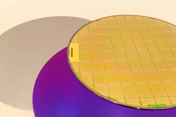 Silicon Wafers três tipos de wafer cinza vazio, wafer roxo com filme SiO e wafes de ouro com microchips — Fotografia de Stock