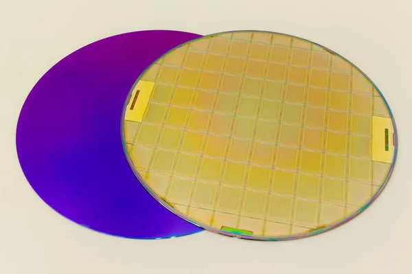 Wafer al silicio wafer grigi vuoti di due tipi e wafer d'oro con microchip — Foto Stock