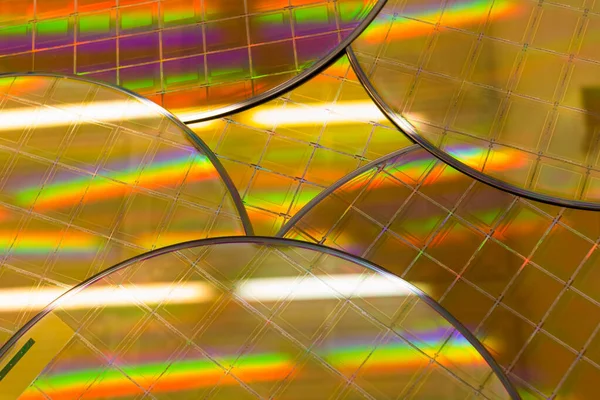 Meerdere siliciumwafers met microchips - Een wafel is een dunne plak halfgeleidermateriaal, zoals een kristallijn silicium, dat wordt gebruikt in elektronica voor de vervaardiging van geïntegreerde schakelingen. — Stockfoto