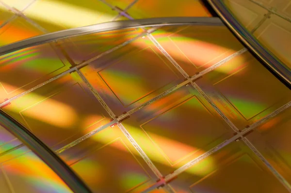 Meerdere siliciumwafers met microchips - Een wafel is een dunne plak halfgeleidermateriaal, zoals een kristallijn silicium, dat wordt gebruikt in elektronica voor de vervaardiging van geïntegreerde schakelingen. — Stockfoto