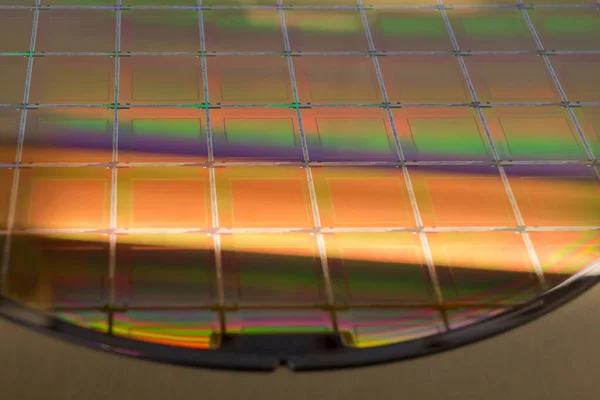 Siliciumwafers en microschakelingen - Een wafel is een dunne plak halfgeleidermateriaal, zoals een kristallijn silicium, dat wordt gebruikt in elektronica voor de vervaardiging van geïntegreerde schakelingen. — Stockfoto