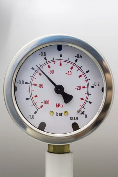 Pressure gauge range 0-25 Bar on white wall — Stock Photo, Image