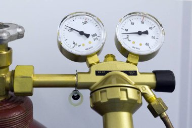 Basınç göstergesi ile kırmızı renk balonuna bağlanma azalması