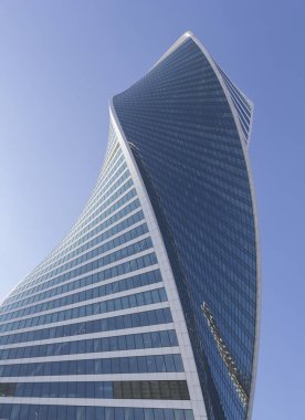 Moskova - Nisan 2017: Moskova-City gökdelenlerinin alçak açılı görüntüsü, Rusya. Moskova, Moskova 'da bir şehirdir. Mavi gökyüzüne karşı modern kurumsal binaların tepeleri.
